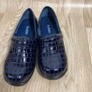 Judith Clogs Women 6M Navy Blue Patent Crocodile Embossed Slip Resistant Shoes